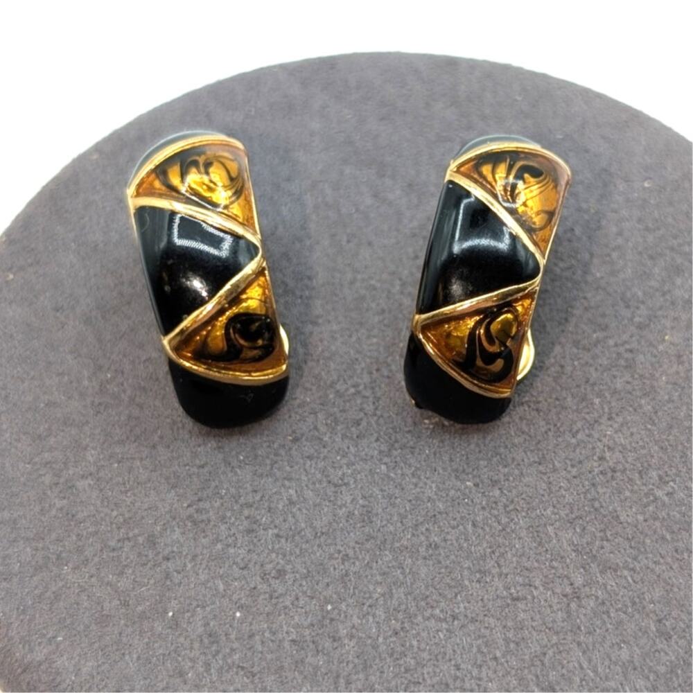 Vintage Black Enamel Gold Tone Swirl Zig Zag Clip On Earrings